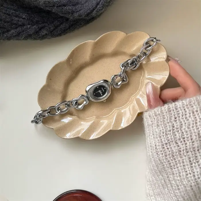 Nouvelles dames personnalisées montres Vintage pour femme fille étudiant mignon bijoux Bracelet Cool femmes montres avec forme spéciale