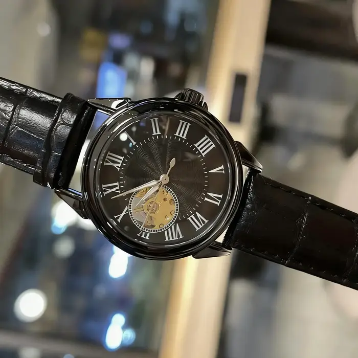 Montre de sport pour homme dans une palette de couleurs noire et bleue élégante, montre mécanique en