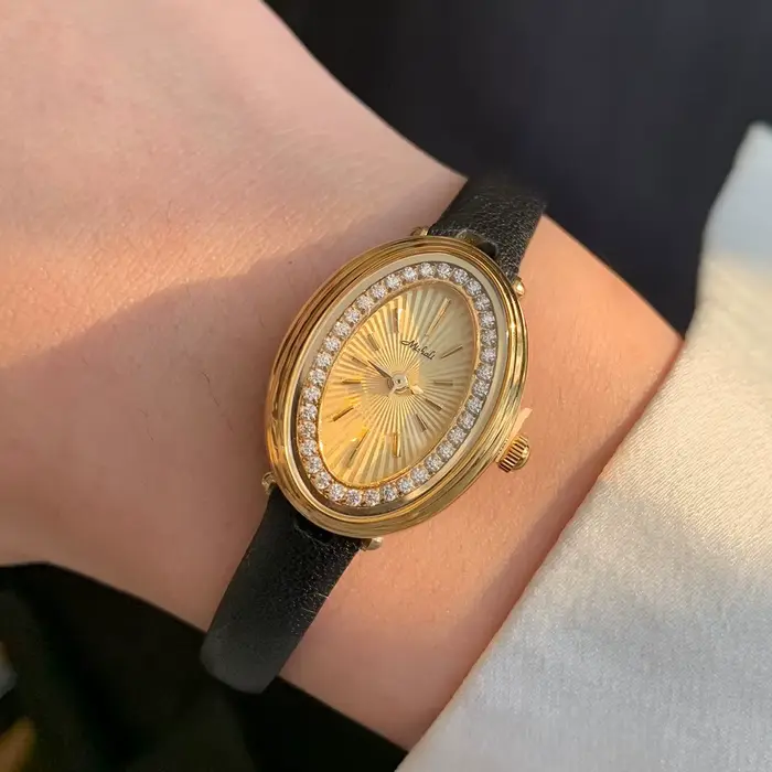 Montre elliptique incrustée de diamants