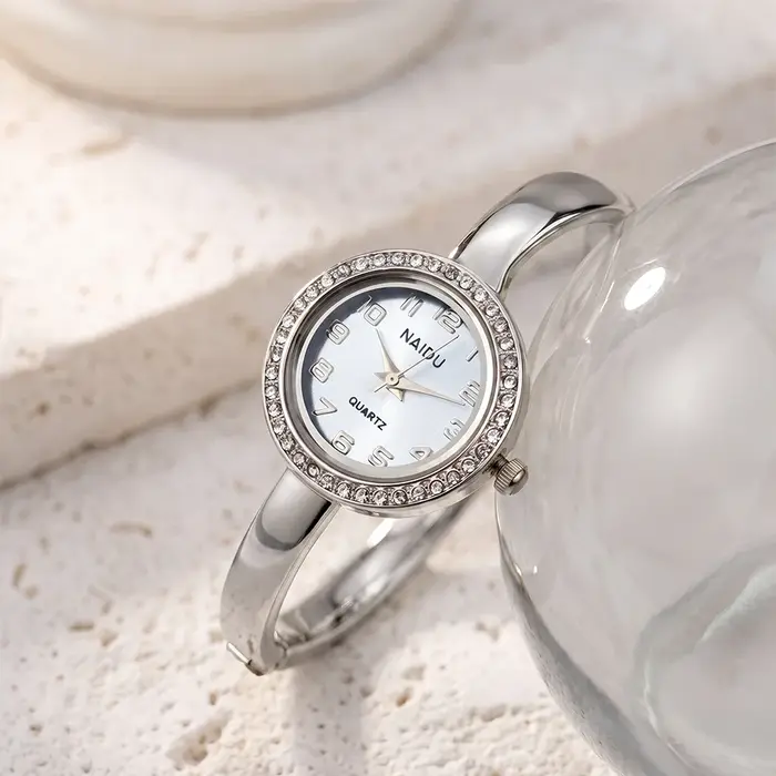 Petite montre pour femme : cadran rond serti de diamants, bracelet fin, montre-bracelet délicate pour femme
