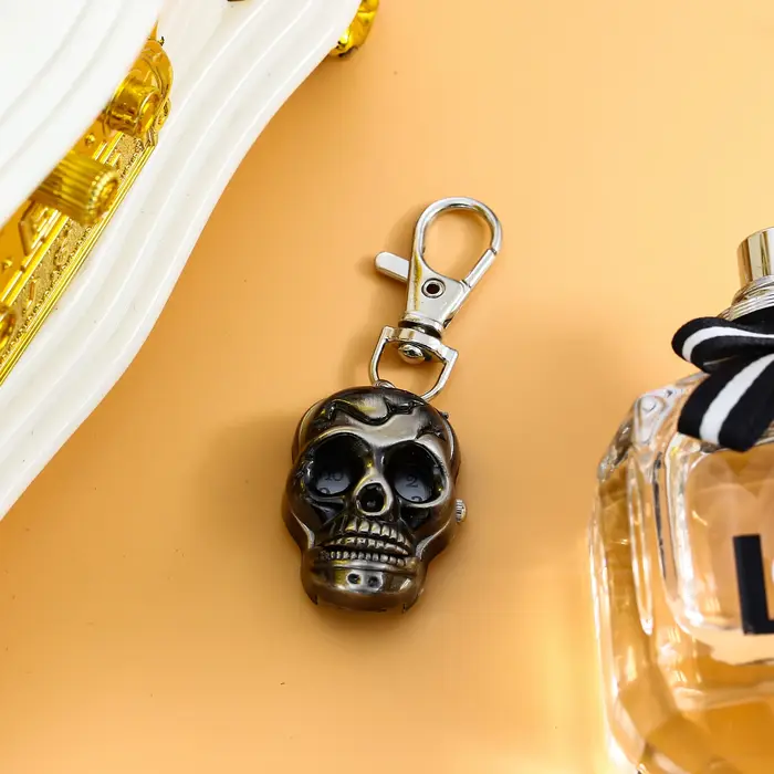 Montre suspendue tête fantôme squelette