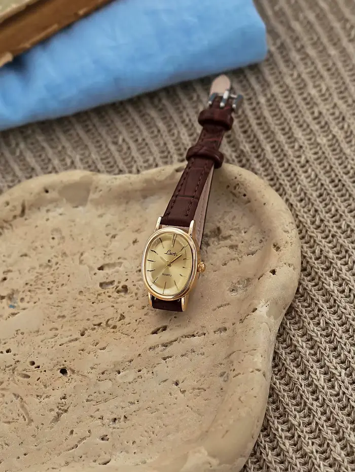 1 Nouvelle Montre à Quartz Dorée pour Femmes, Style Rétro Luxe, Boîtier Ovale et Bracelet en Cuir, M