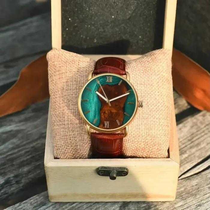 Montre en bois gravée avec bracelet en cuir mouvement japonais