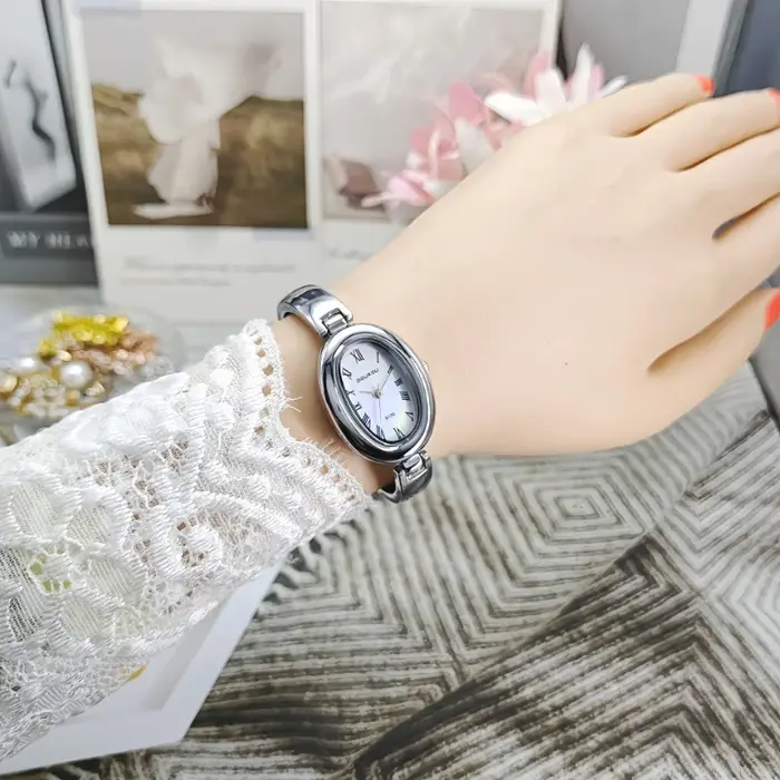 Célèbre marque femmes cadran ovale montres à Quartz de luxe dames Bracelet