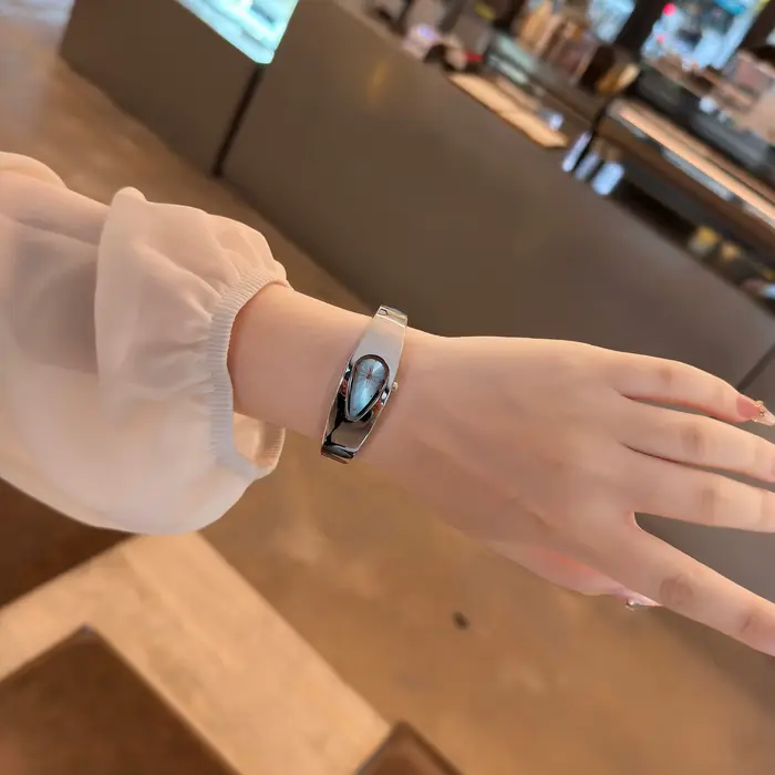 Femmes Reloj Mujer pour filles montre à Quartz argent acier inoxydable Orologio dames Simple nouveau Style mode montre-bracelet Niche horloge