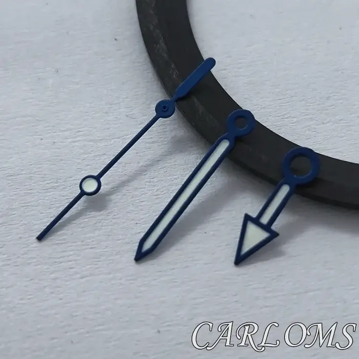 Aiguilles de montre avec lumière verte