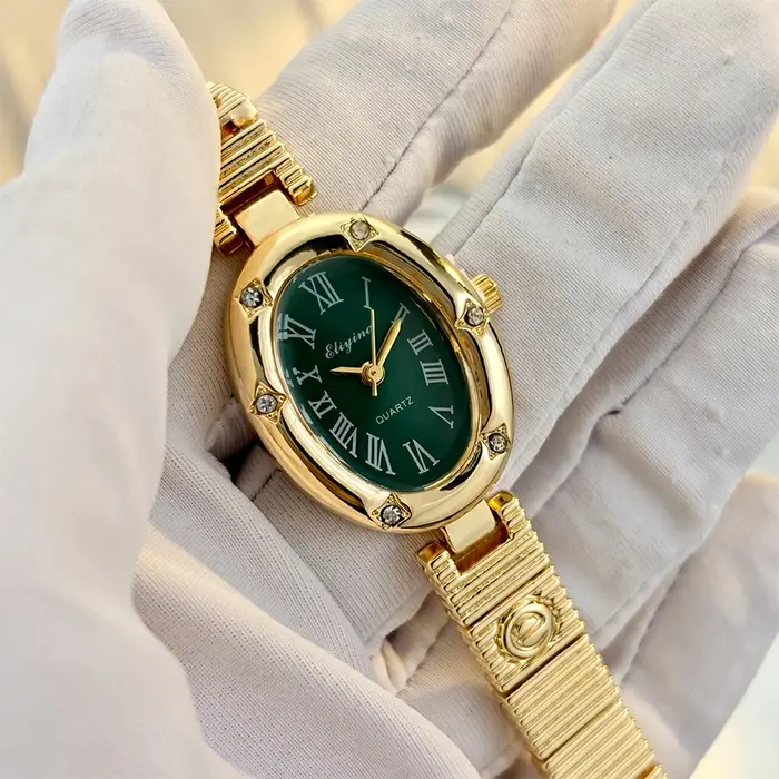Montre dorée élégante pour femme avec cadran ovale