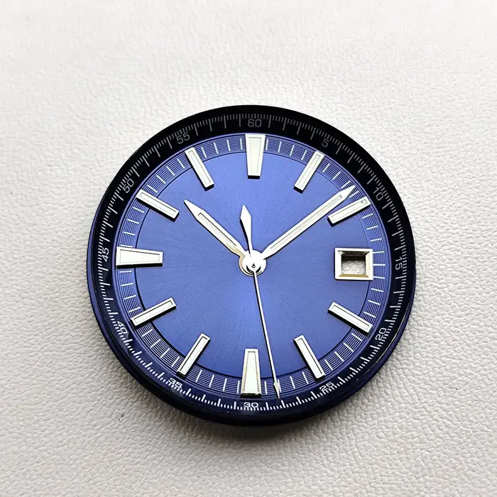 Cadran de 33 mm associé au mouvement 8215