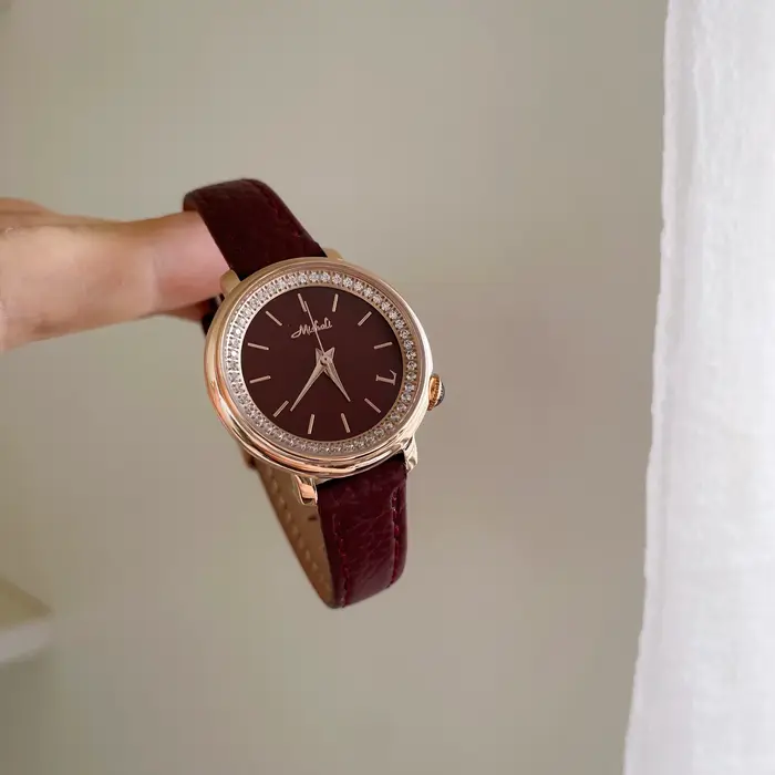 Montre à cadran rond bordeaux, rétro Chic, haut de gamme, luxe, serti de diamants, montre britanniqu