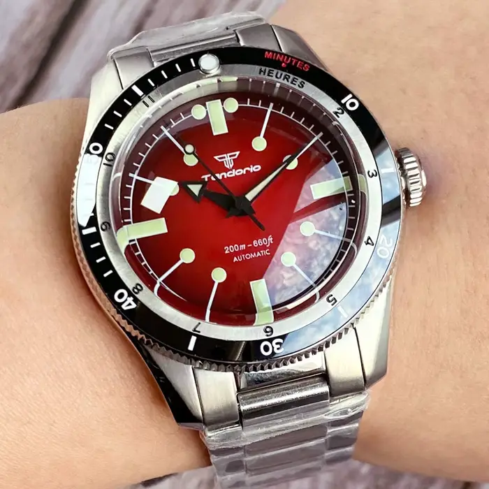 Montre-bracelet mécanique résistante à l'eau 200 m Miyota 8215 Verre saphir bombé Lunette à 120 clics Bracelet en acier Marques lumineuses