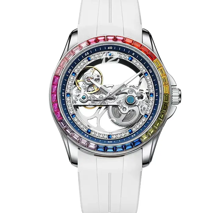 Une montre mécanique vintage élégante en cuir PU blanc avec strass arc-en-ciel pour femme