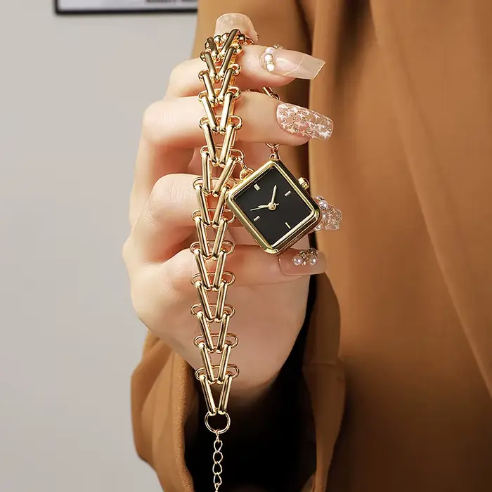 Montre de luxe dorée avec cadran triangulaire motif épi de blé