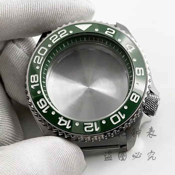 Boîtier de montre à anneau vert avec lunette inclinée