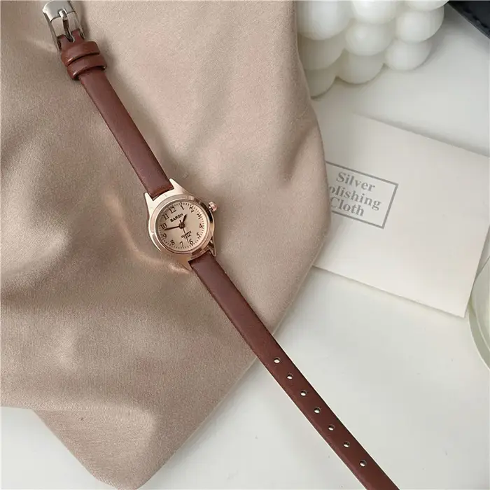 Petite montre à cadran pour femme | Ceinture fine | Design de luxe léger pour un style universitaire jeune et dynamique