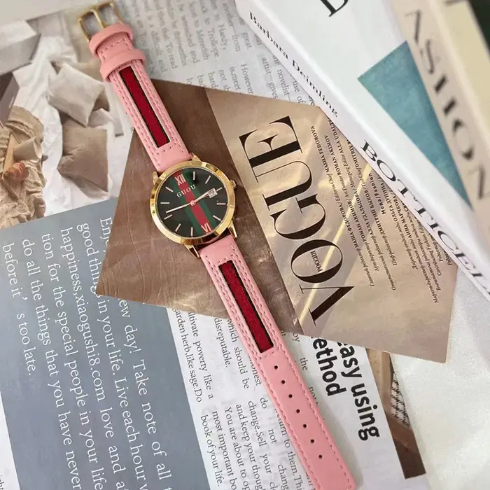 Nouvelle montre élégante avec bracelet en cuir rétro de style européen et coréen avec fonction calendrier