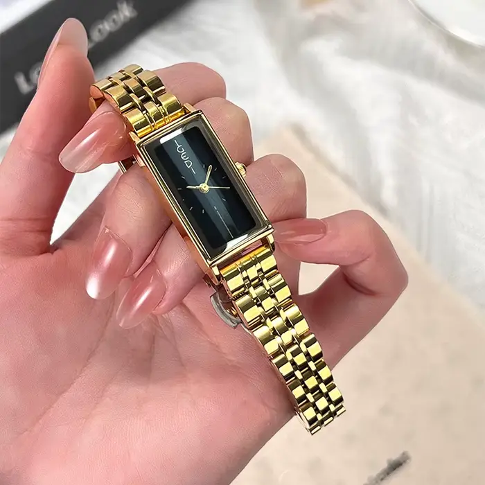 Montres pour femmes tendance de la mode bande rectangulaire en acier inoxydable étanche montre à quartz haut de gamme