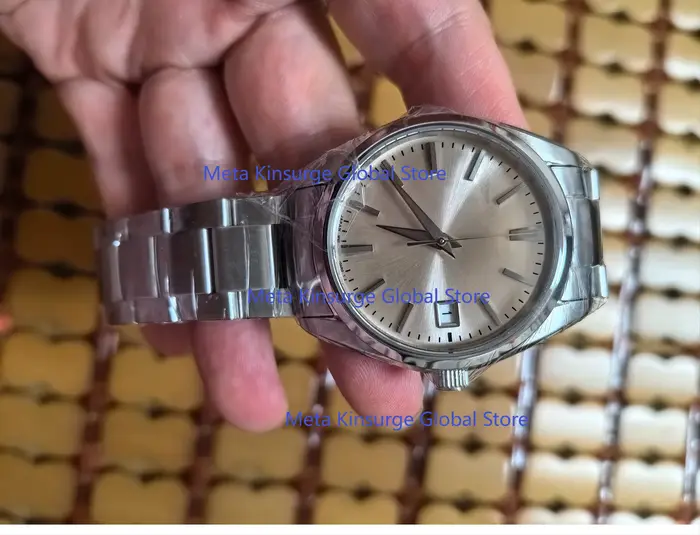 La montre est dotée du modèle SBGX263 Champagne