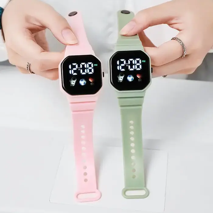 Montre de sport numérique électronique LED pour femmes et hommes