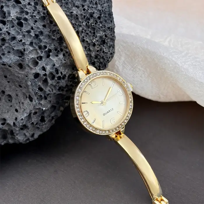 Montre minimaliste pour femme : montre-bracelet à cadran rond et bracelet fin incurvé