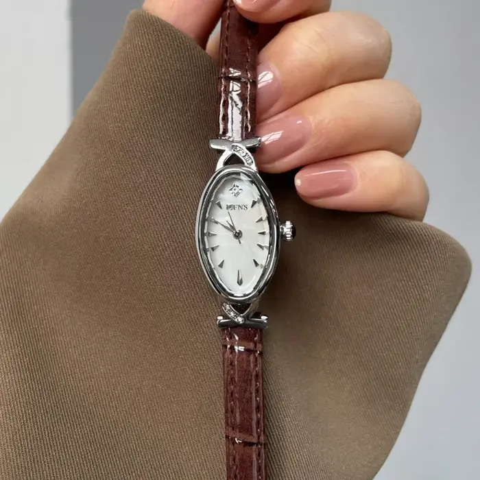 2025 montre à Quartz de luxe pour femmes ovale saphir décontracté dames horloge étanche en cuir marron élégant