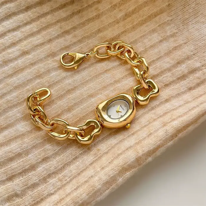 Nouvelles dames personnalisées montres Vintage pour femme fille étudiant mignon bijoux Bracelet Cool femmes montres avec forme spéciale
