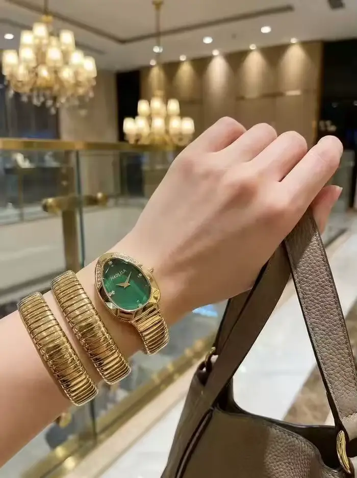 Montre élégante en forme de serpent pour femme