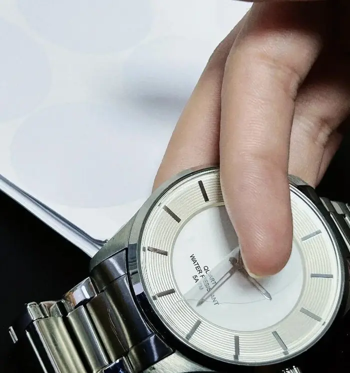 Surface de protection en verre pour montre avec film électrostatique en PVC
