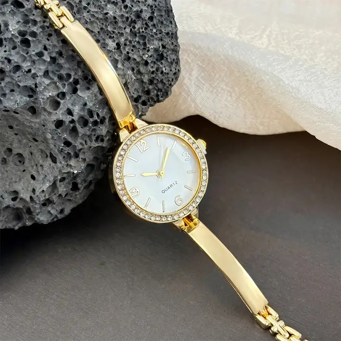 Montre minimaliste pour femme : montre-bracelet à cadran rond et bracelet fin incurvé