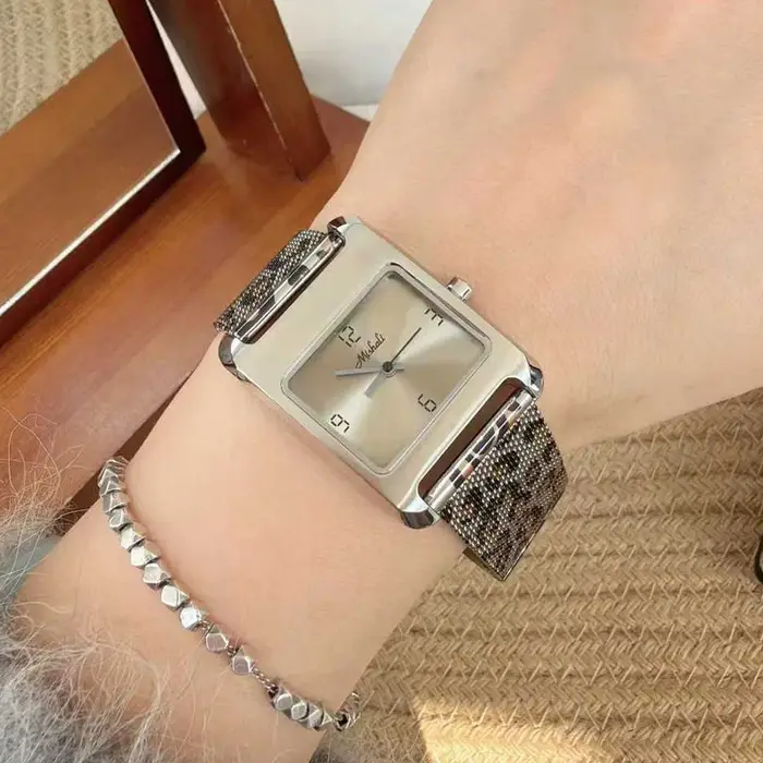 Nouvelle montre pour femme avec bracelet imprimé léopard et grand cadran