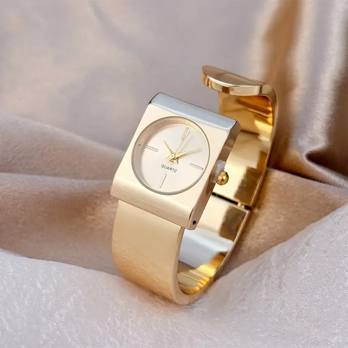 Montre élégante pour femmes : cadran carré, bracelet poli doré, montre sophistiquée et stylée pour dames.