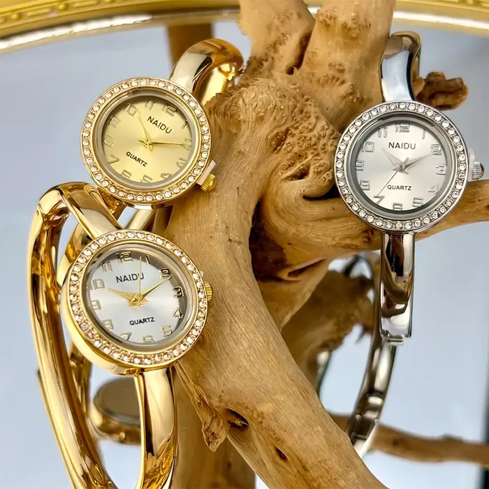 Petite montre pour femme : cadran rond serti de diamants, bracelet fin, montre-bracelet délicate pour femme