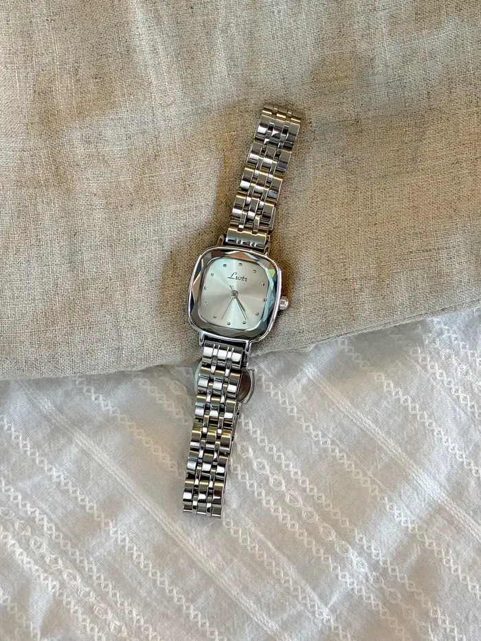Cette nouvelle montre à quartz mini carrée en acier inoxydable massif présente un design décontracté