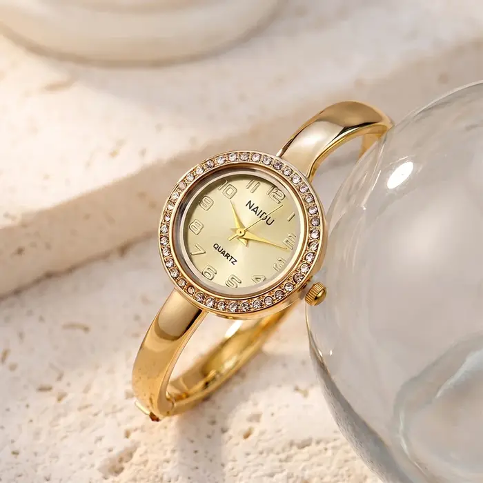 Petite montre pour femme : cadran rond serti de diamants, bracelet fin, montre-bracelet délicate pour femme