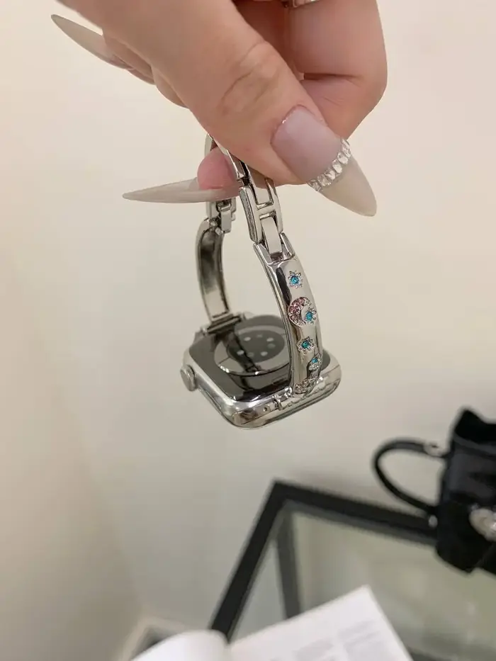 Bracelet en métal populaire pour Apple Watch Series 11/8/7/6/10 40mm 41mm 38mm 42mm 44mm 45mm 46mm