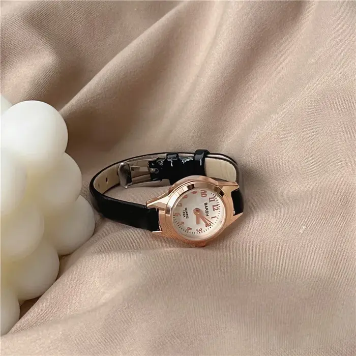 Petite montre à cadran pour femme | Ceinture fine | Design de luxe léger pour un style universitaire jeune et dynamique
