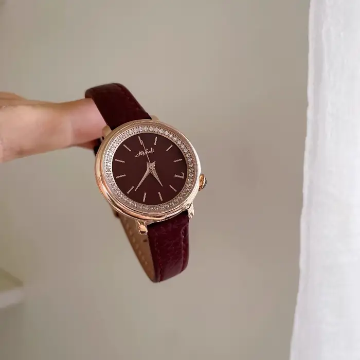 Montre à cadran rond bordeaux