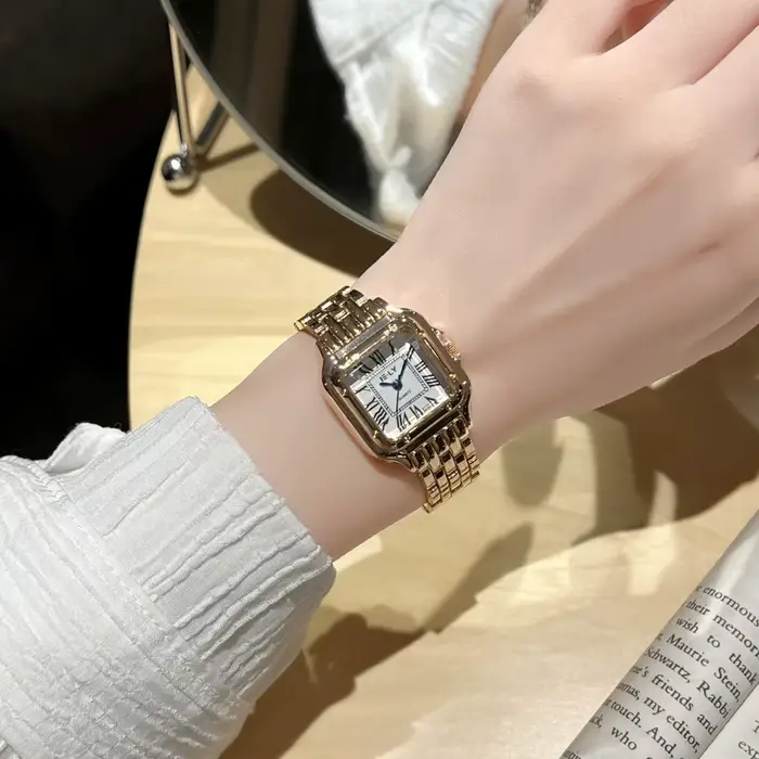Nouvelles femmes montre lumière marque de luxe affaires or acier inoxydable dames mode montres à Qua