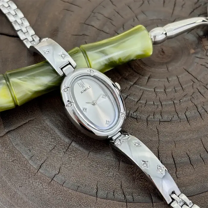Montre ovale dorée tendance pour femme avec détail gravé en forme d'étoile : un accessoire intemporel