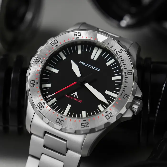 Montre de plongée à quartz Militado ML16 39 mm, verre saphir, résistance à l'eau 200 m, lunette en céramique, luminescence BGW9, couronne à visser