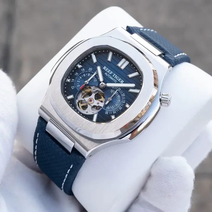 Récif tigre hommes montre automatique de luxe 44mm carré mécanique montre-bracelet saphir lumineux squelette cadran Date 24 heures