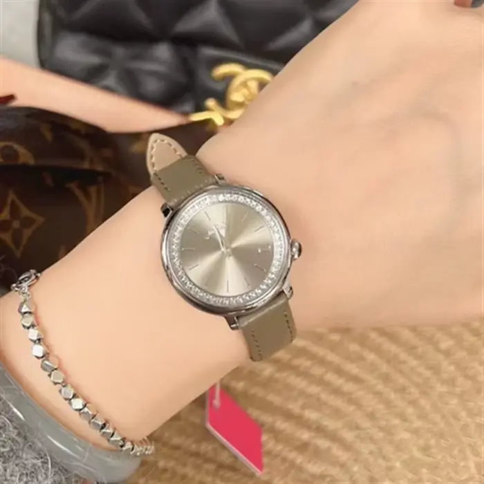 Montre-bracelet en cuir pour femmes