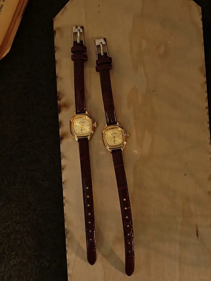1 montre mini dorée à cadran carré | Style vintage