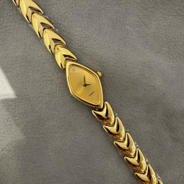 2025 nouveau style vintage étanche artistique quartz lumière luxe montre pour femme en acier