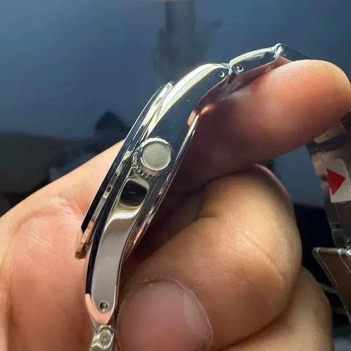 La montre est dotée du modèle SBGX263 Champagne