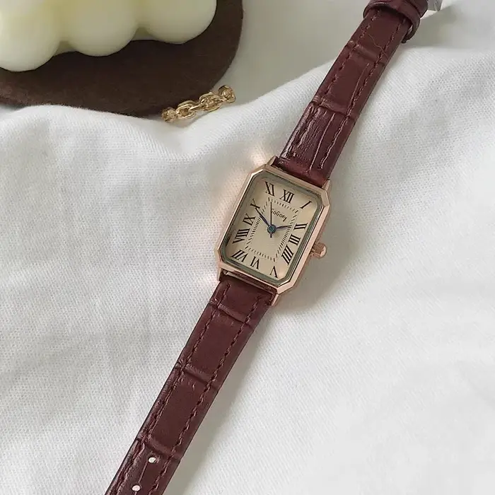Petite montre élégante pour les jeunes filles du collège