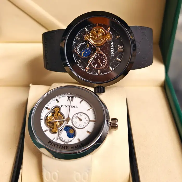 Montre mécanique classique noire avec affichage des étoiles et de la lune