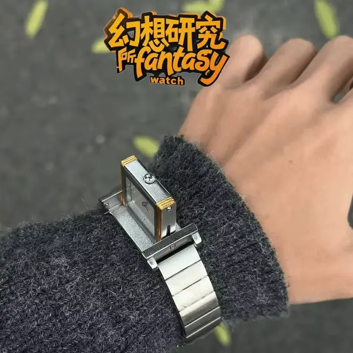 Cette montre à quartz Y2K est parfaite pour les couples. Il présente un boîtier rotatif double face et est résistant à l'eau jusqu'à 30 mètres.