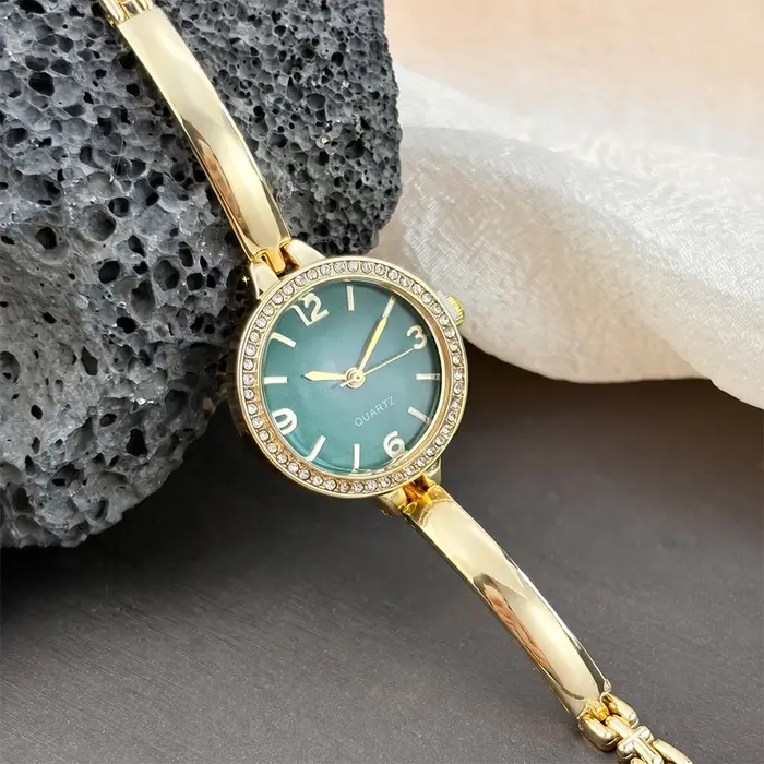 Montre minimaliste pour femme : montre-bracelet à cadran rond et bracelet fin incurvé