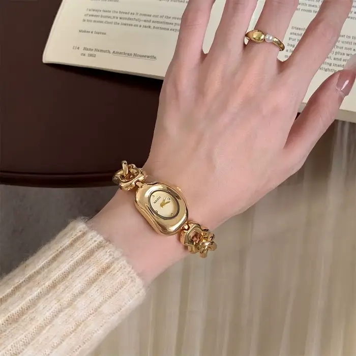 Nouvelles dames personnalisées montres Vintage pour femme fille étudiant mignon bijoux Bracelet Cool femmes montres avec forme spéciale