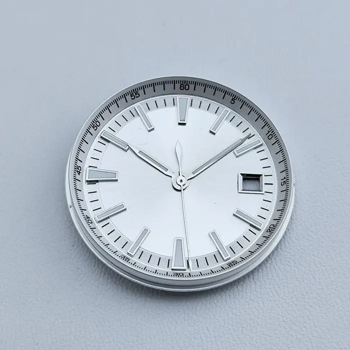 Cadran de 33 mm associé au mouvement 8215